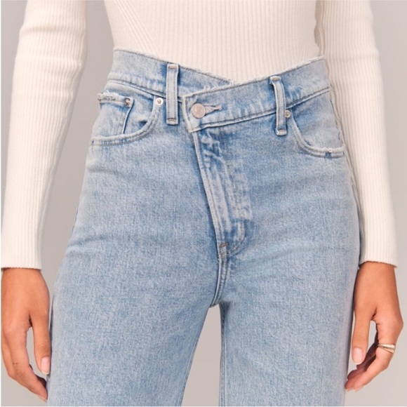 Abercrombie & Fitch 90s Straight Ultra High Rise Light With Criss Cross Waist - Picture 2 of 16